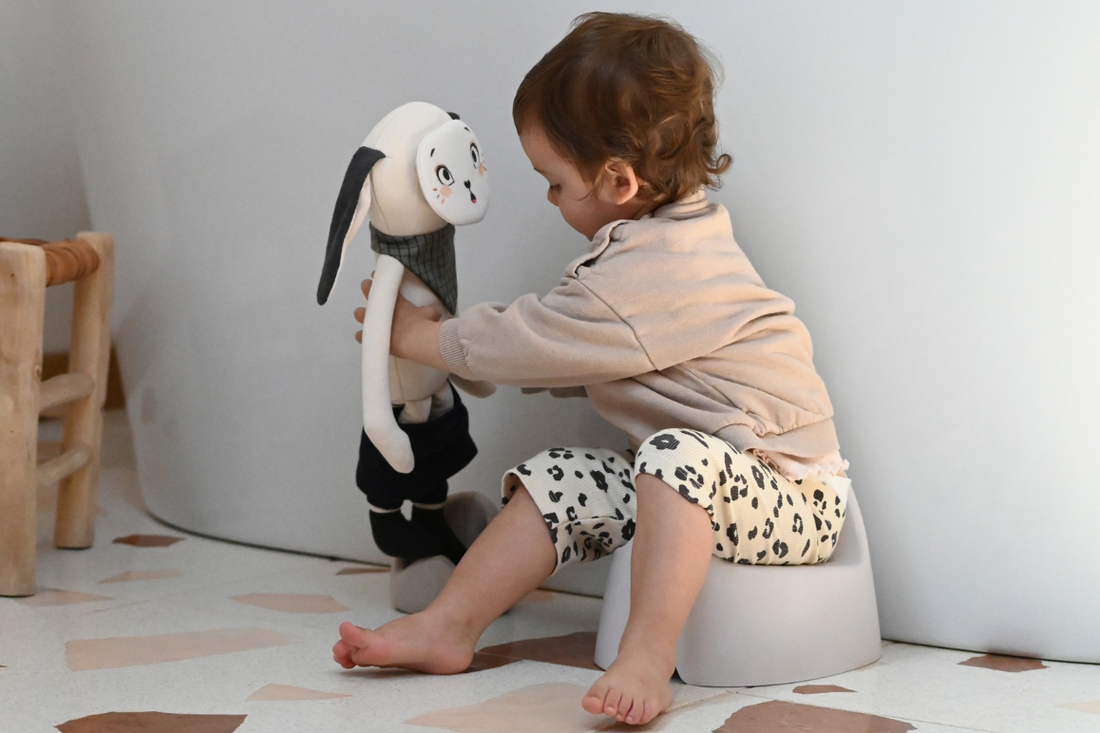 enfant apprend à aller sur le pot