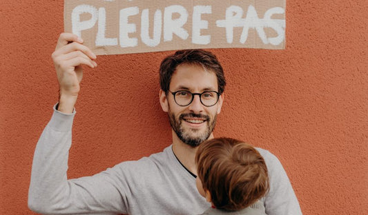 papa avec affiche ne pleure pas