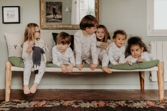enfants sur un banc qui jouent avec Pipouette
