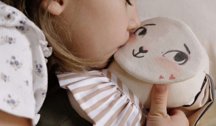 Enfant qui montre son affection à Pipouette, peluche d'amour ou d'amitié
