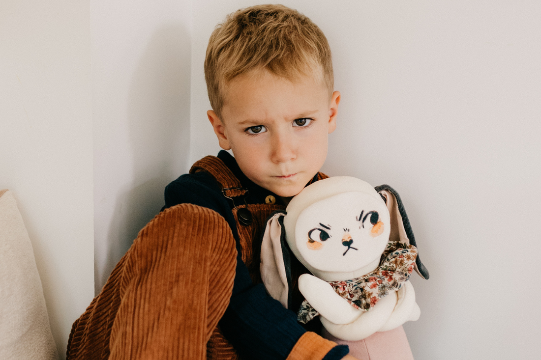 petit garçon en colère avec pipouette