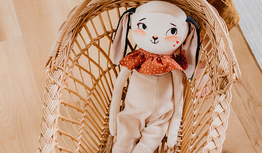 lapin des émotions dans un fauteuil en osier