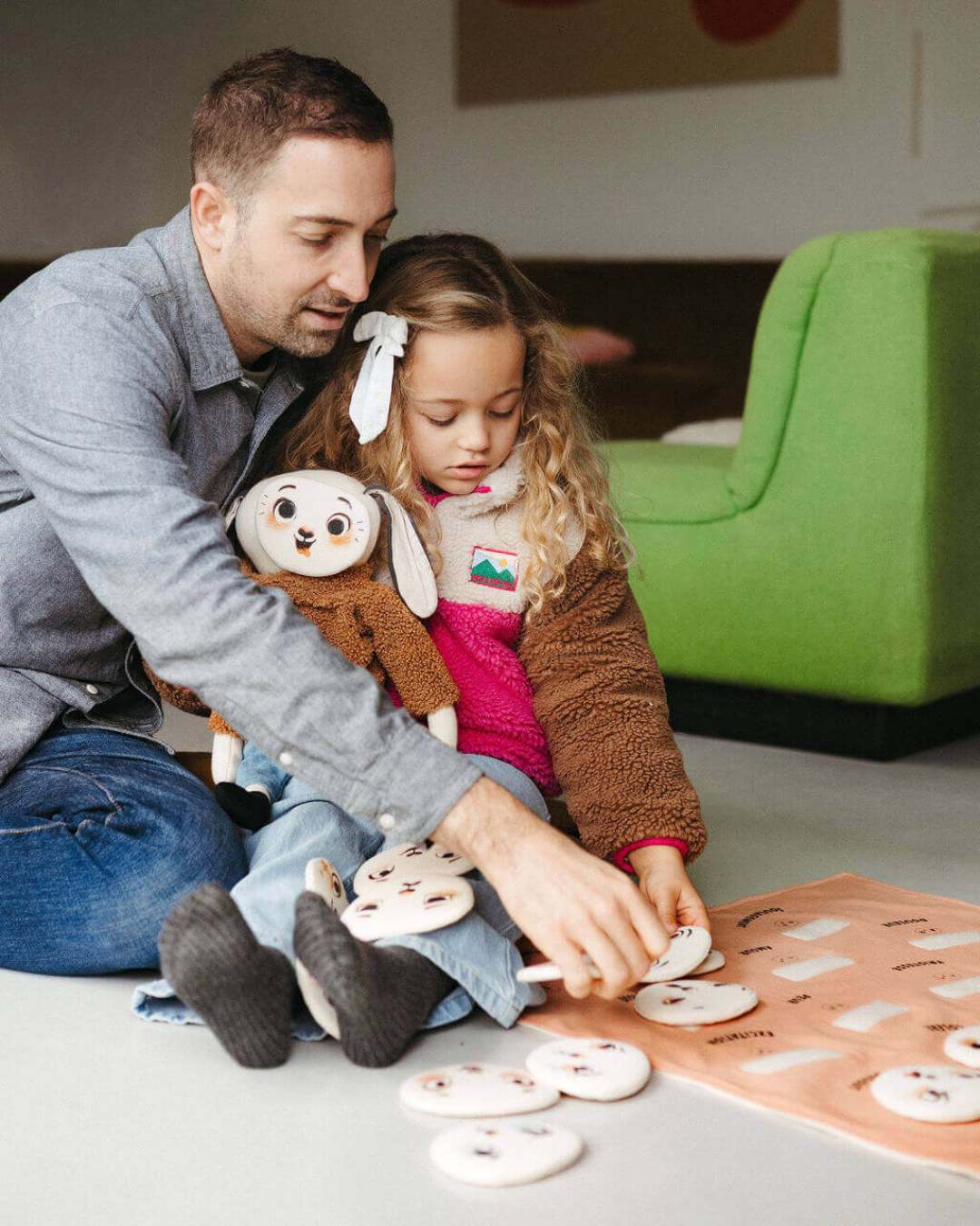 papa et sa fille échangent au sujet des émotions avec pipouette