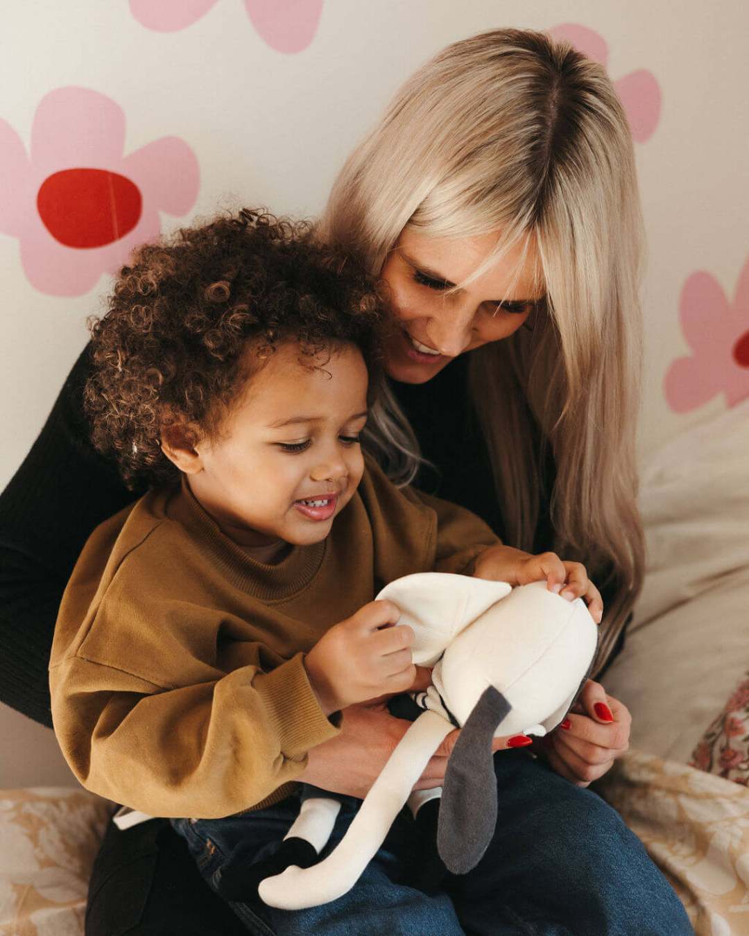 maman et son fils jouent avec le doudou des émotions