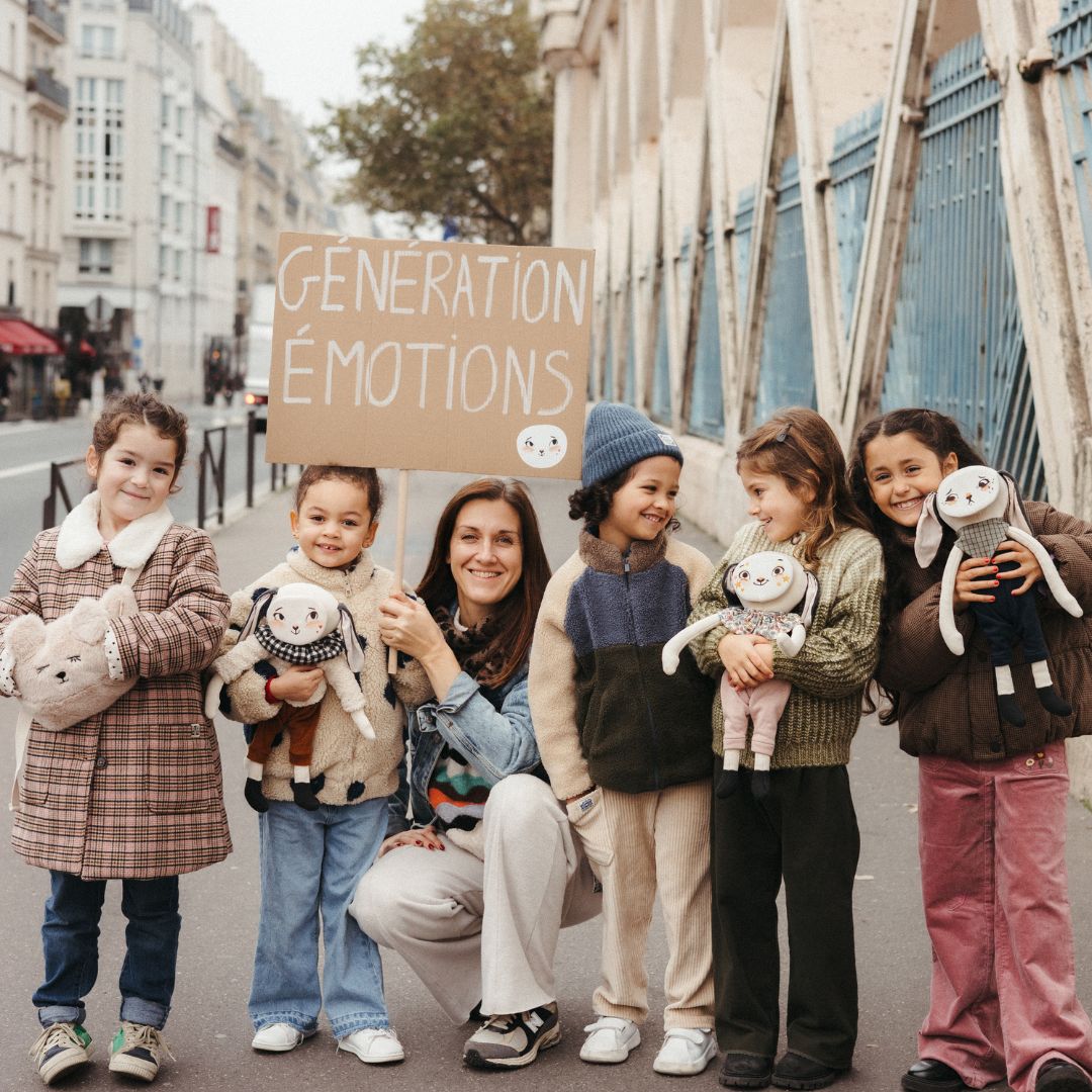 photos d'enfants avec la créatrice de pipouette et une pancarte générations émotions