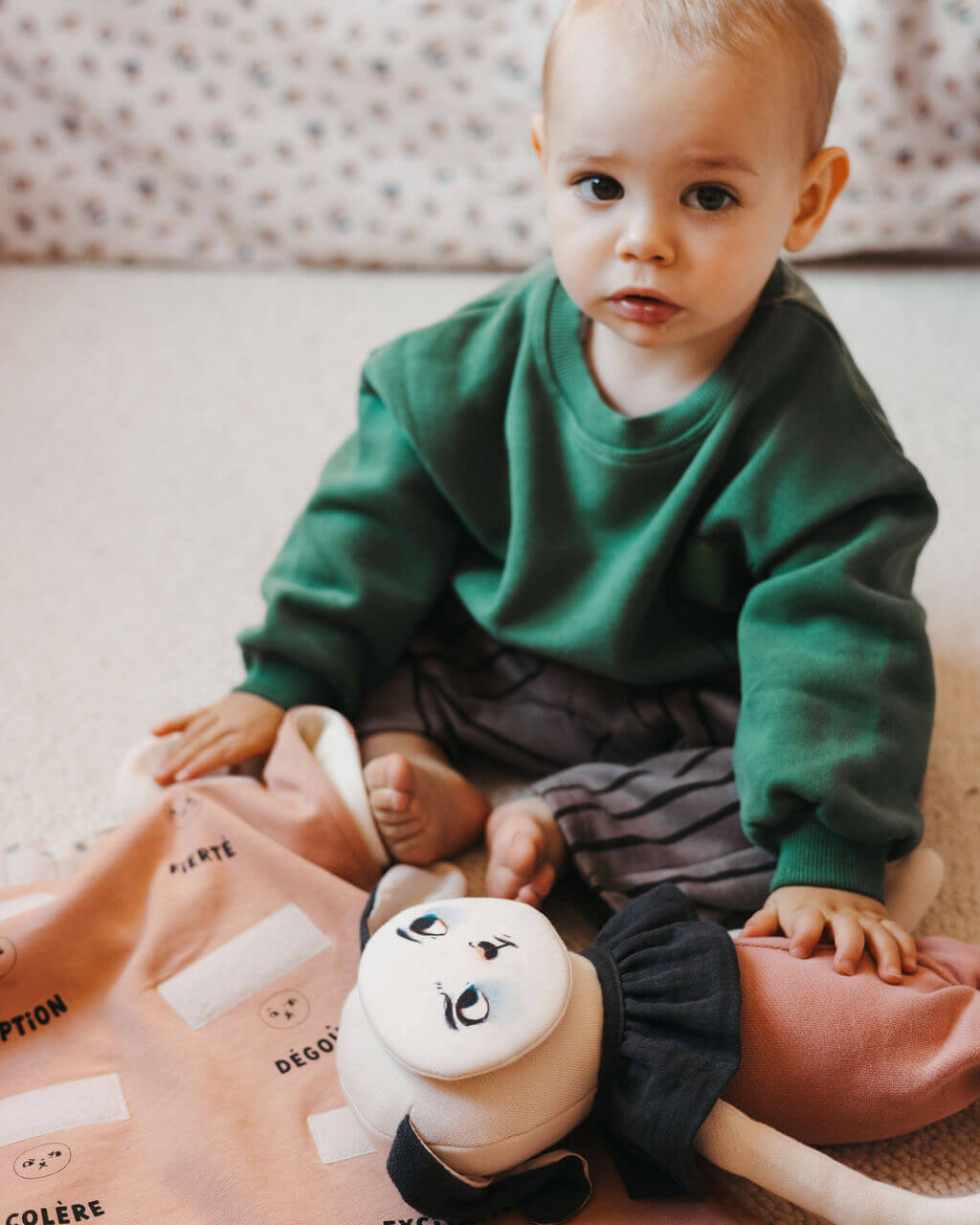 bebe assis avec pipouette et visage jaloux
