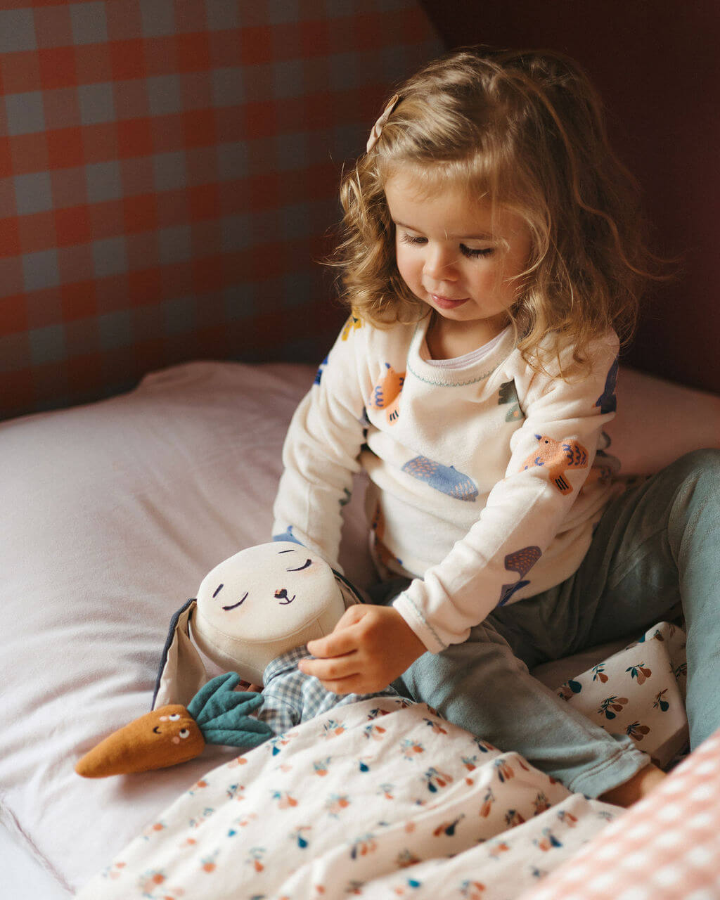 fillette endort son lapin des émotions avec son doudou carotte