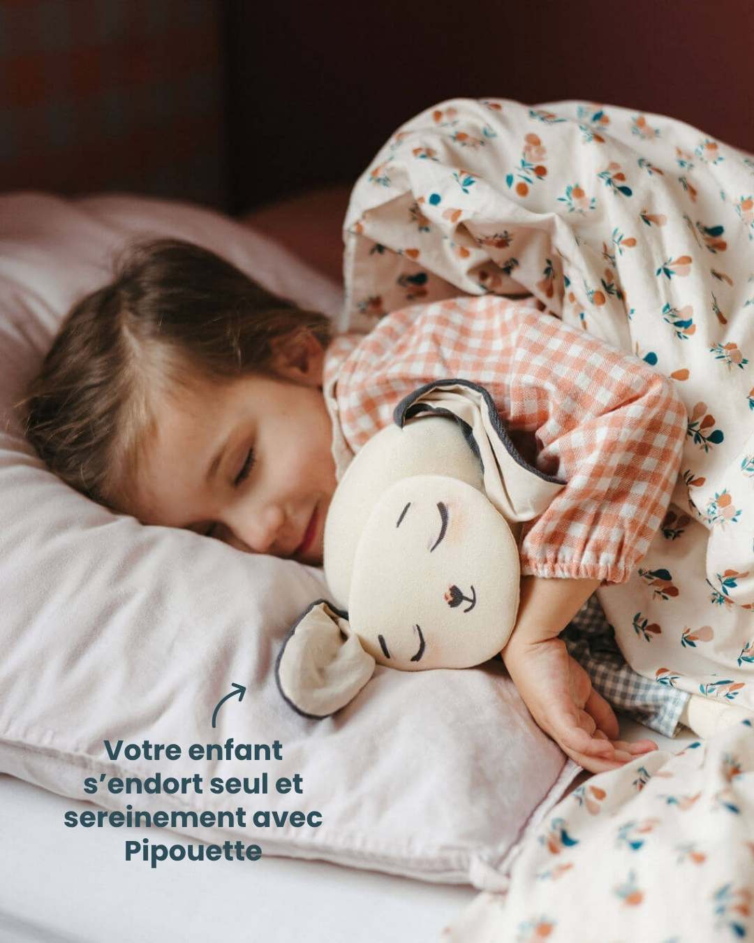 petite fille s'endort facilement avec pipouette