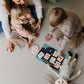 enfants et parent jouent avec cartes rituel du soir de Pipouette
