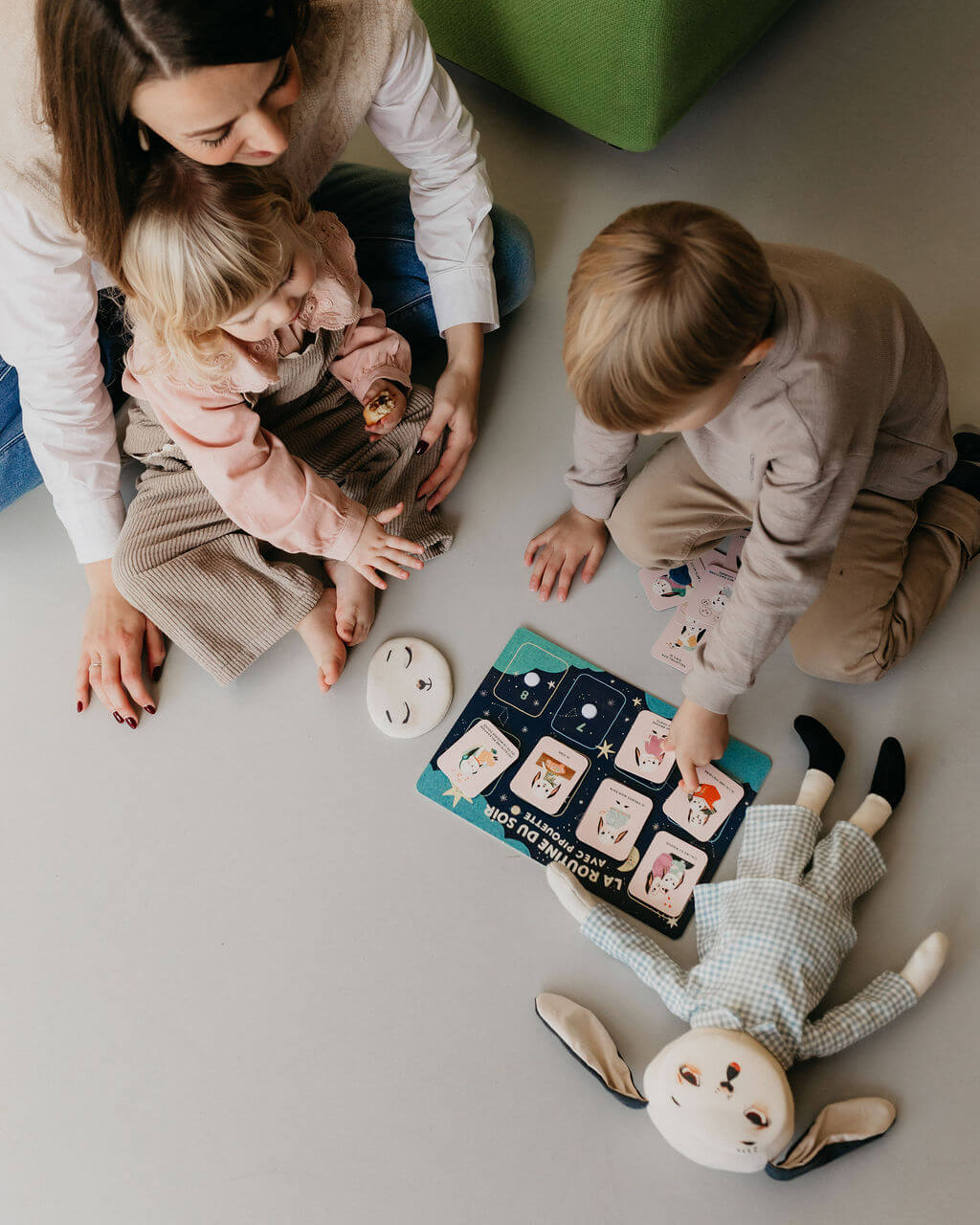 enfants et parent jouent avec cartes rituel du soir de Pipouette