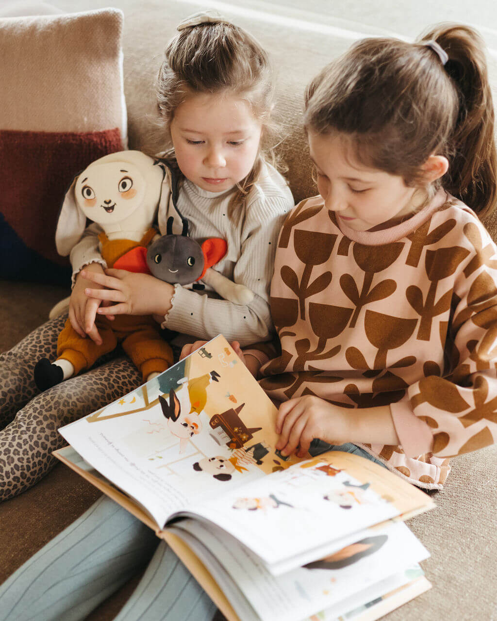 deux filles lisent le livre pipouette déborde d'émotions