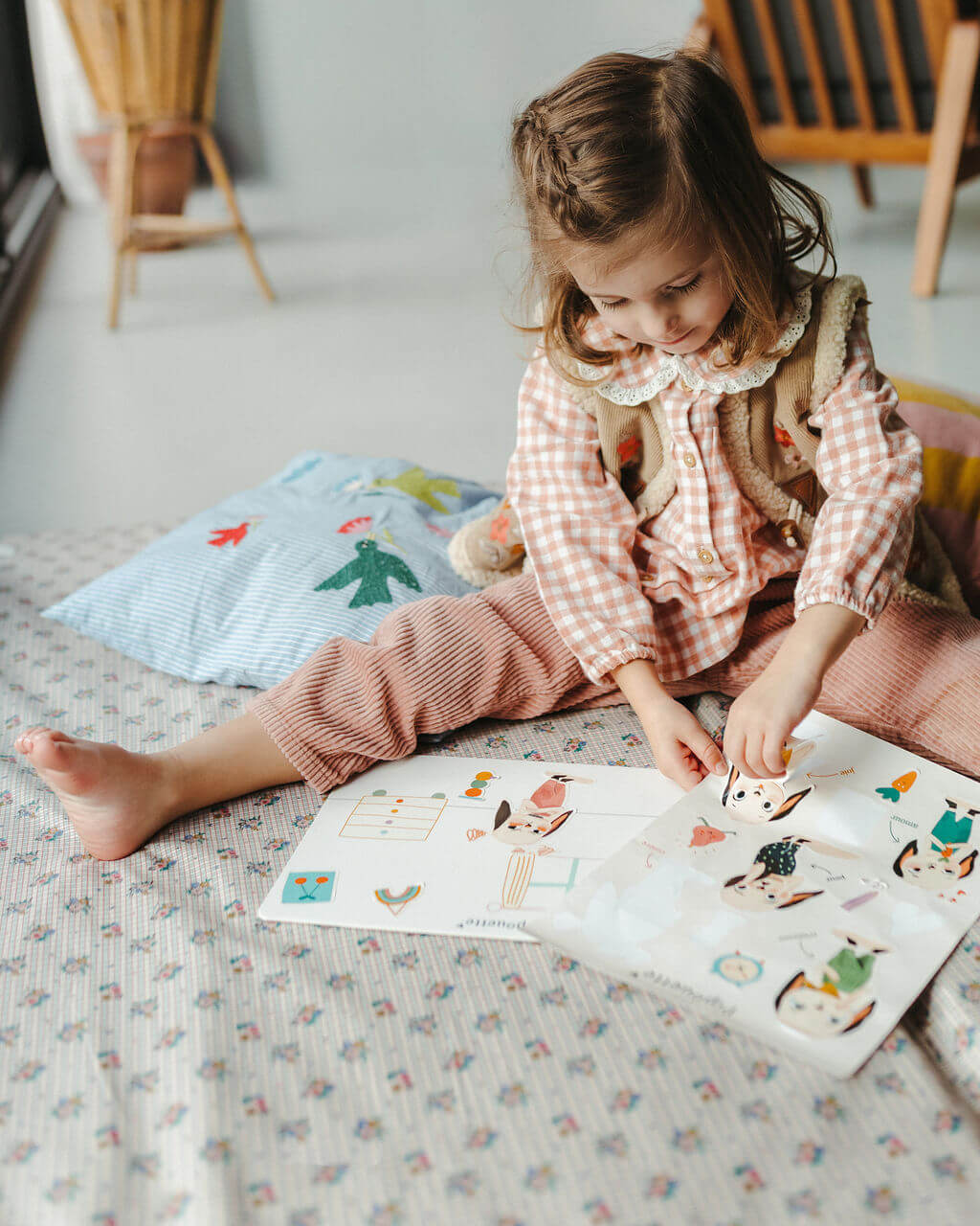 fille joue avec des autocollants des émotions