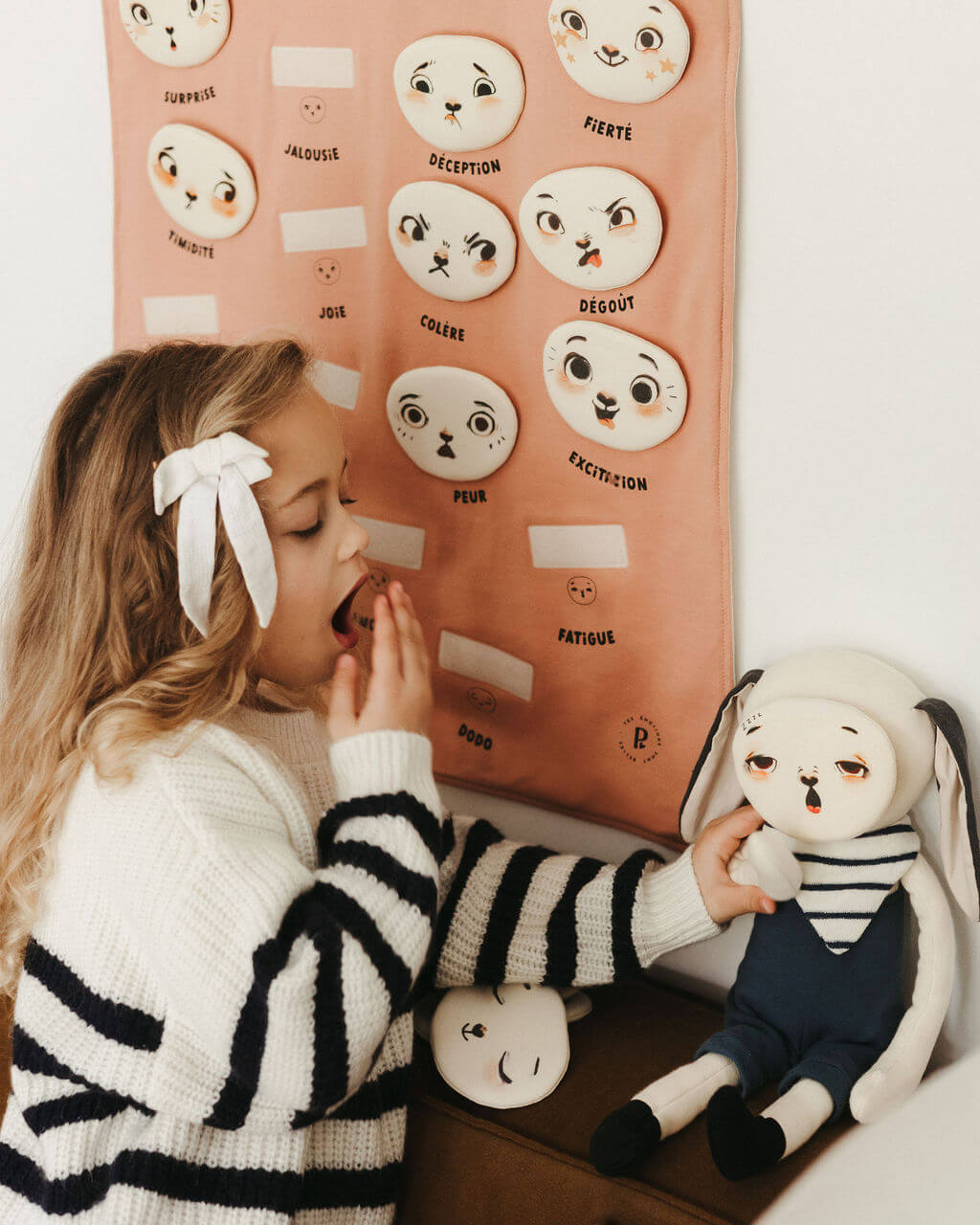 petite fille imite pipouette qui a sommeil