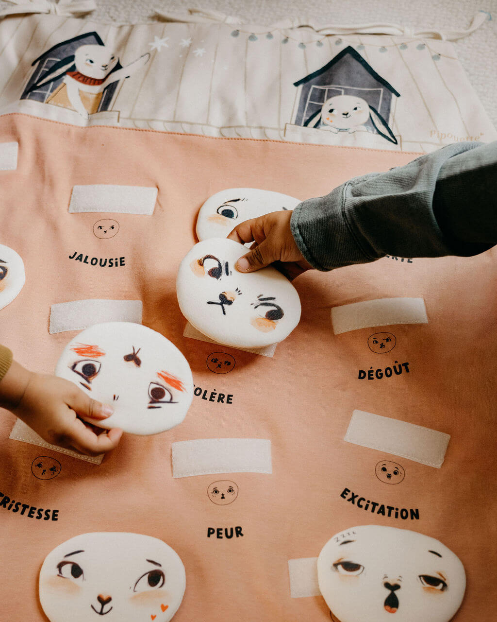 rangement des visages amovibles dans la maison des émotions
