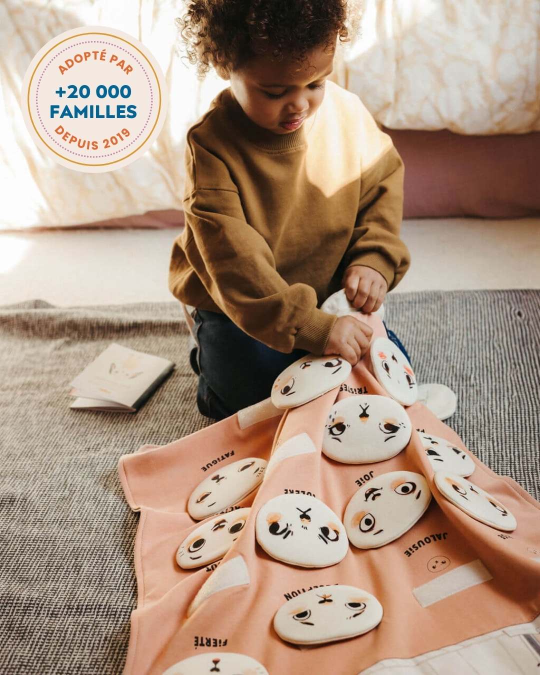 enfant détache les visages de la maison des émotions