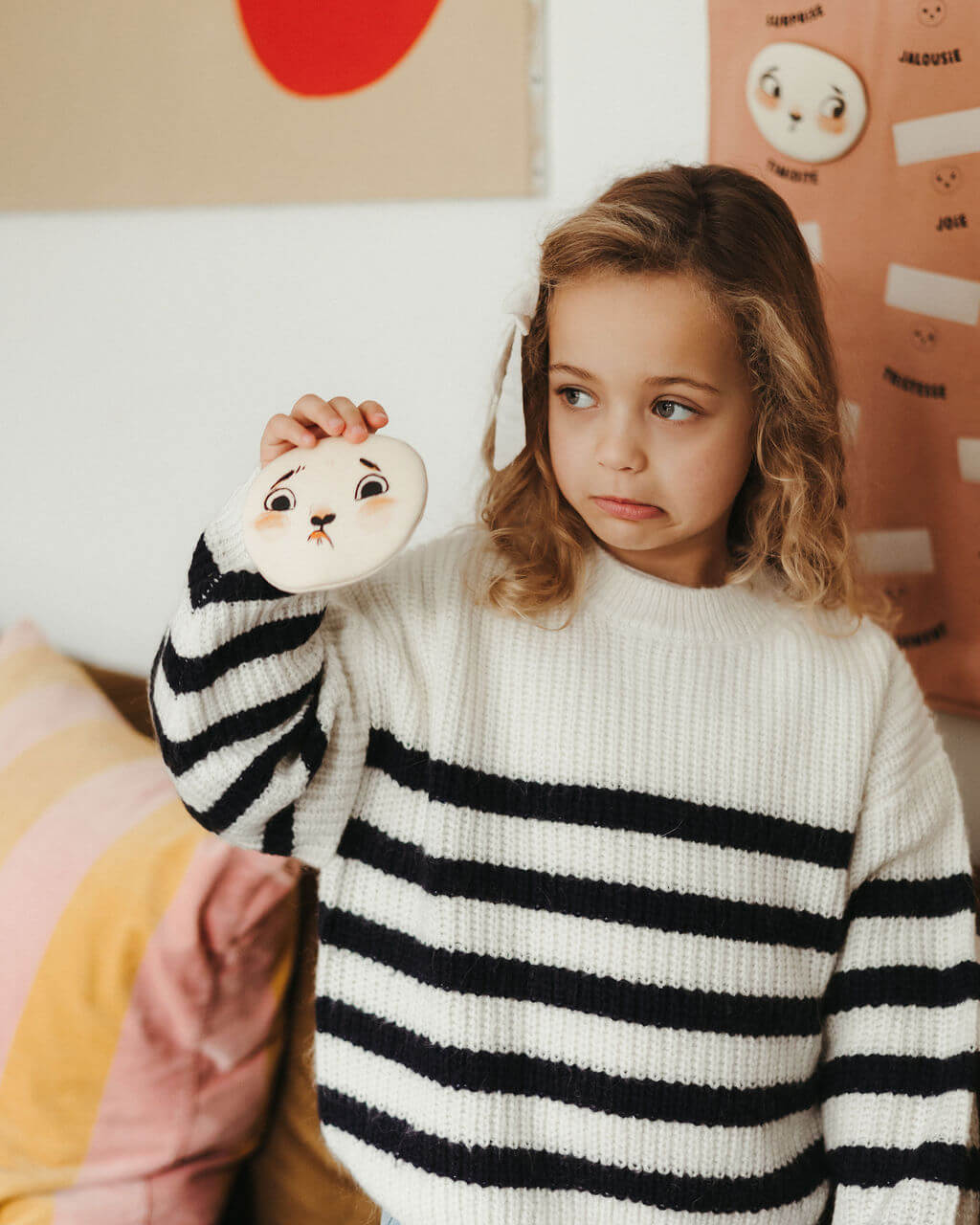 fille mime le visage émotion déception