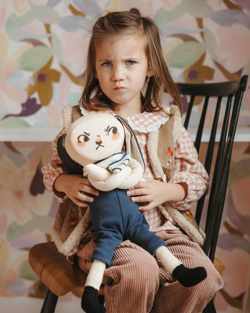 fillette exprime sa colère avec le visage colère