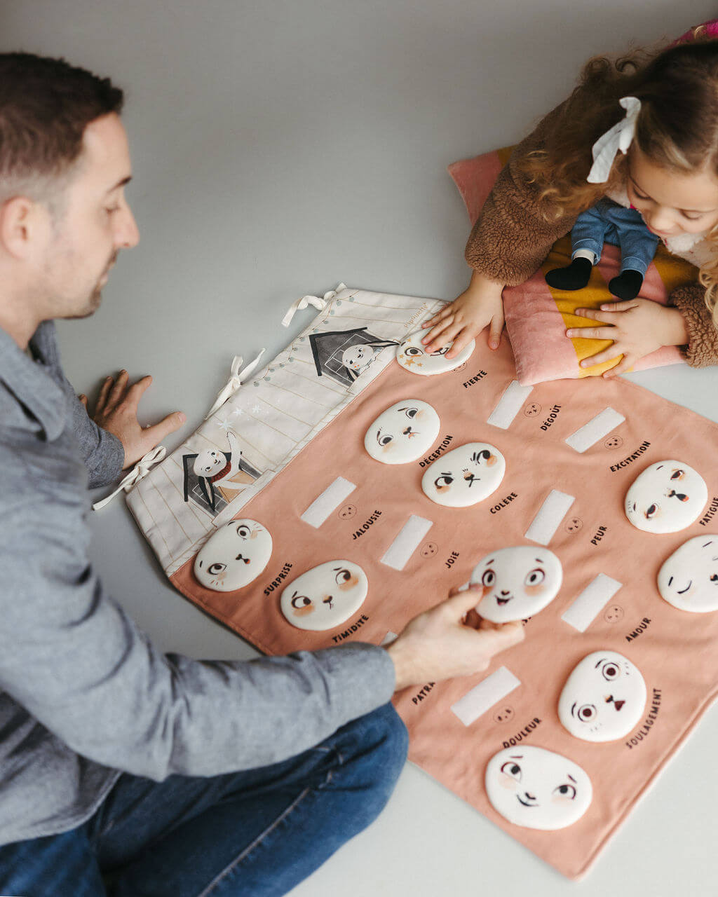 papa aide sa fille à choisir un visage émotions