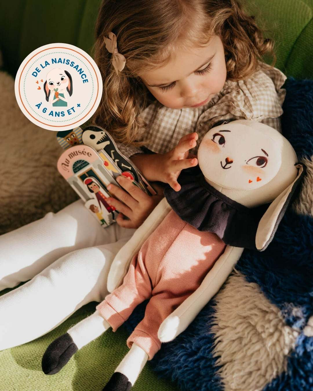 petite fille joue avec pipouette