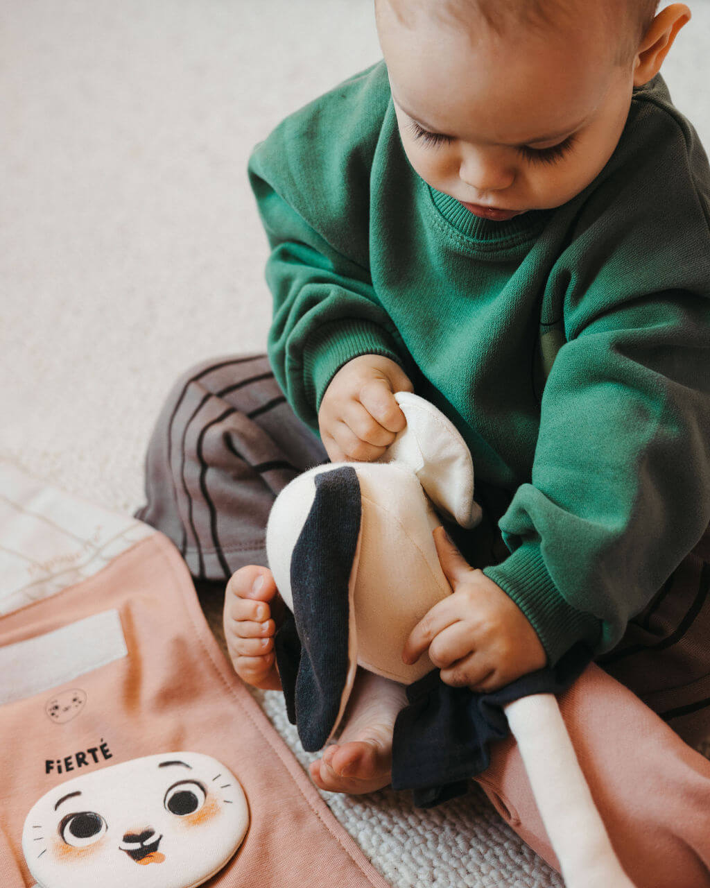 bébé détache le visage émotion de pipouette facilement