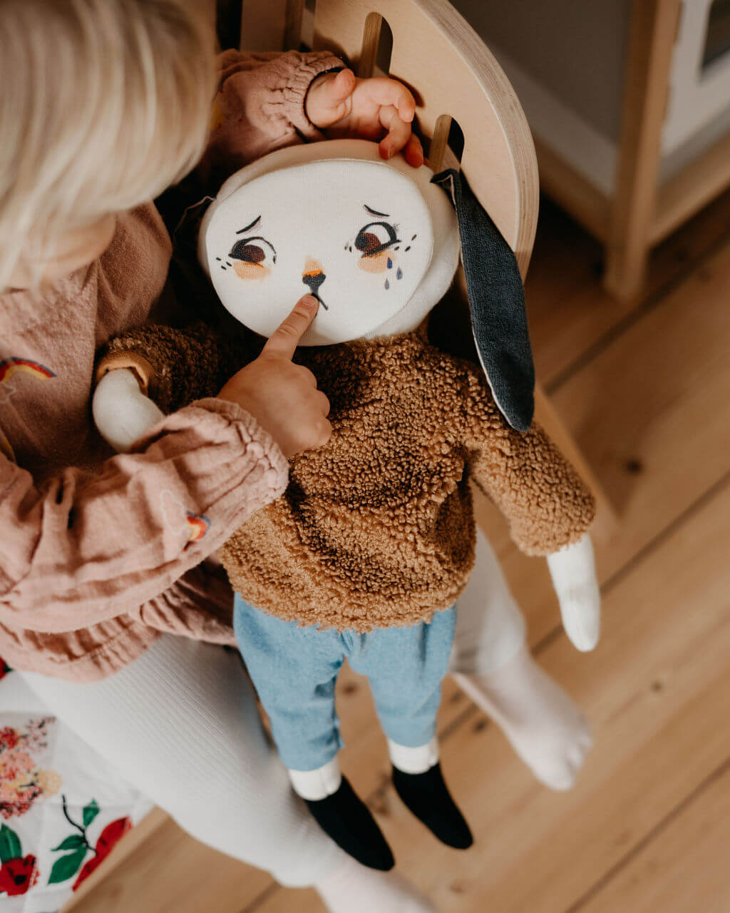 bébé montre le visage triste de pipouette