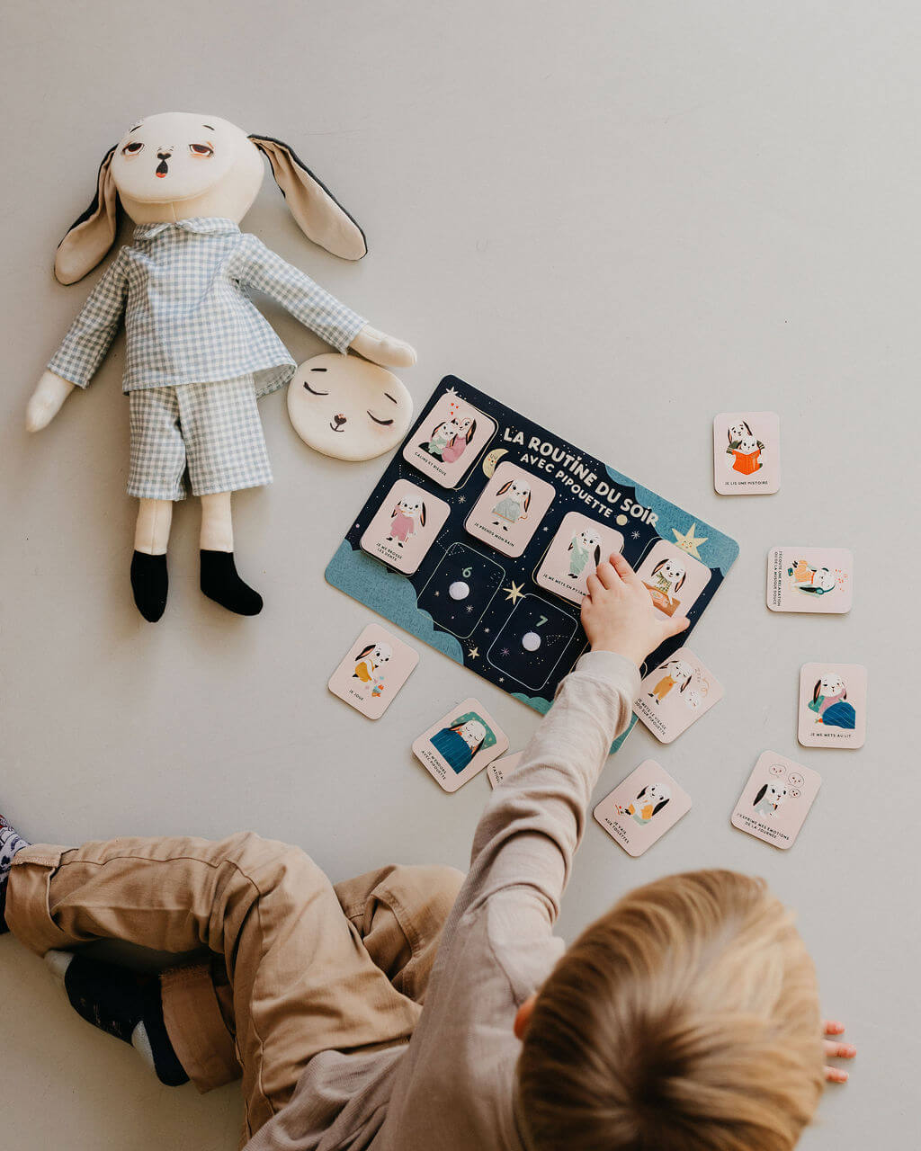 enfant joue avec pipouette rituel du soir