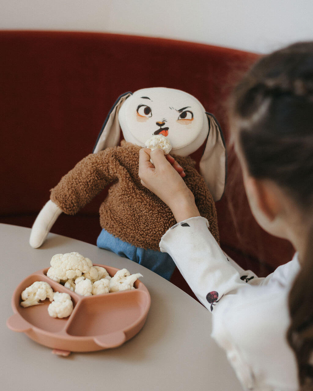 pipouette fait une grimace de dégout en mangeant du chou fleur
