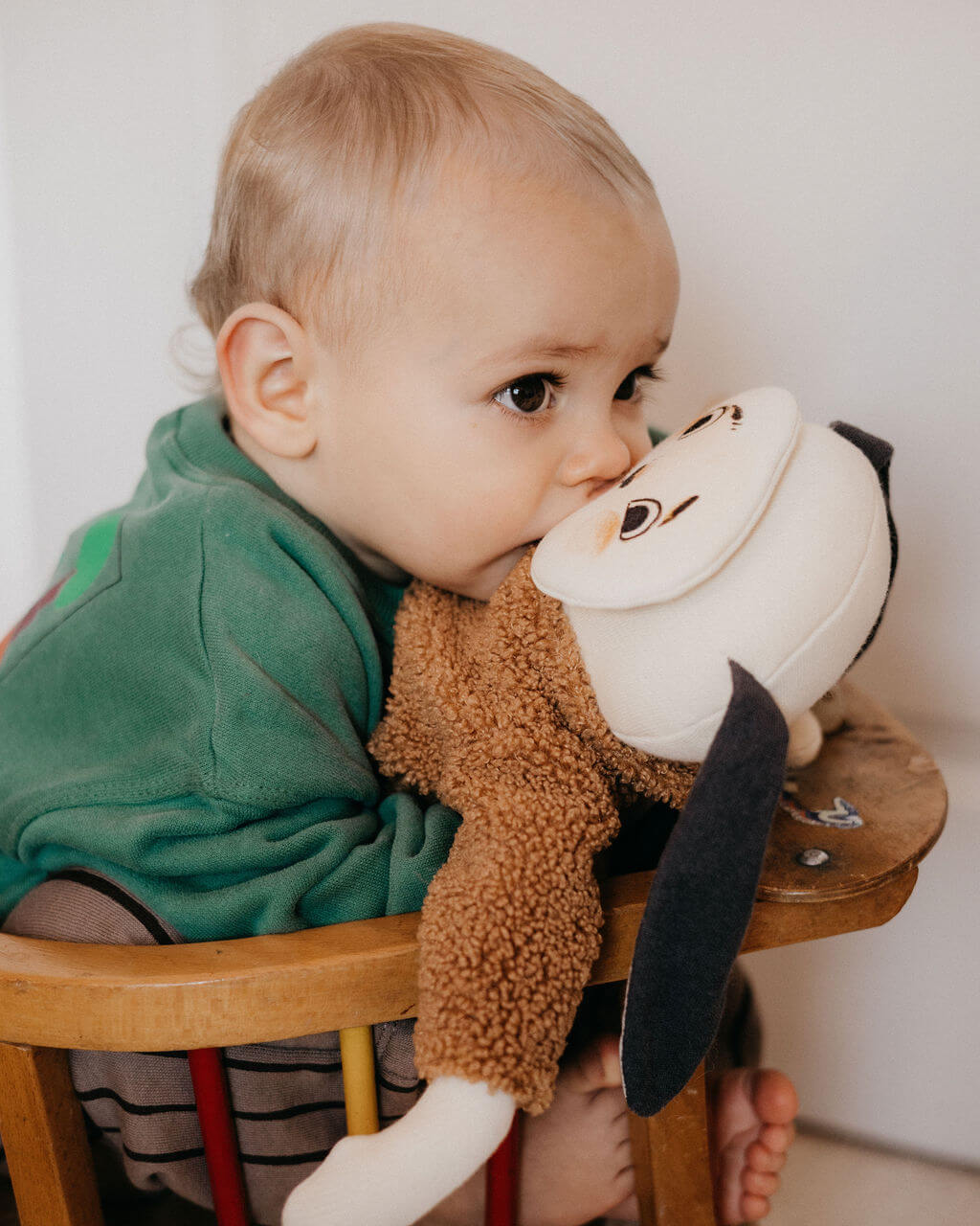 bébé fait un calin au doudou des émotions