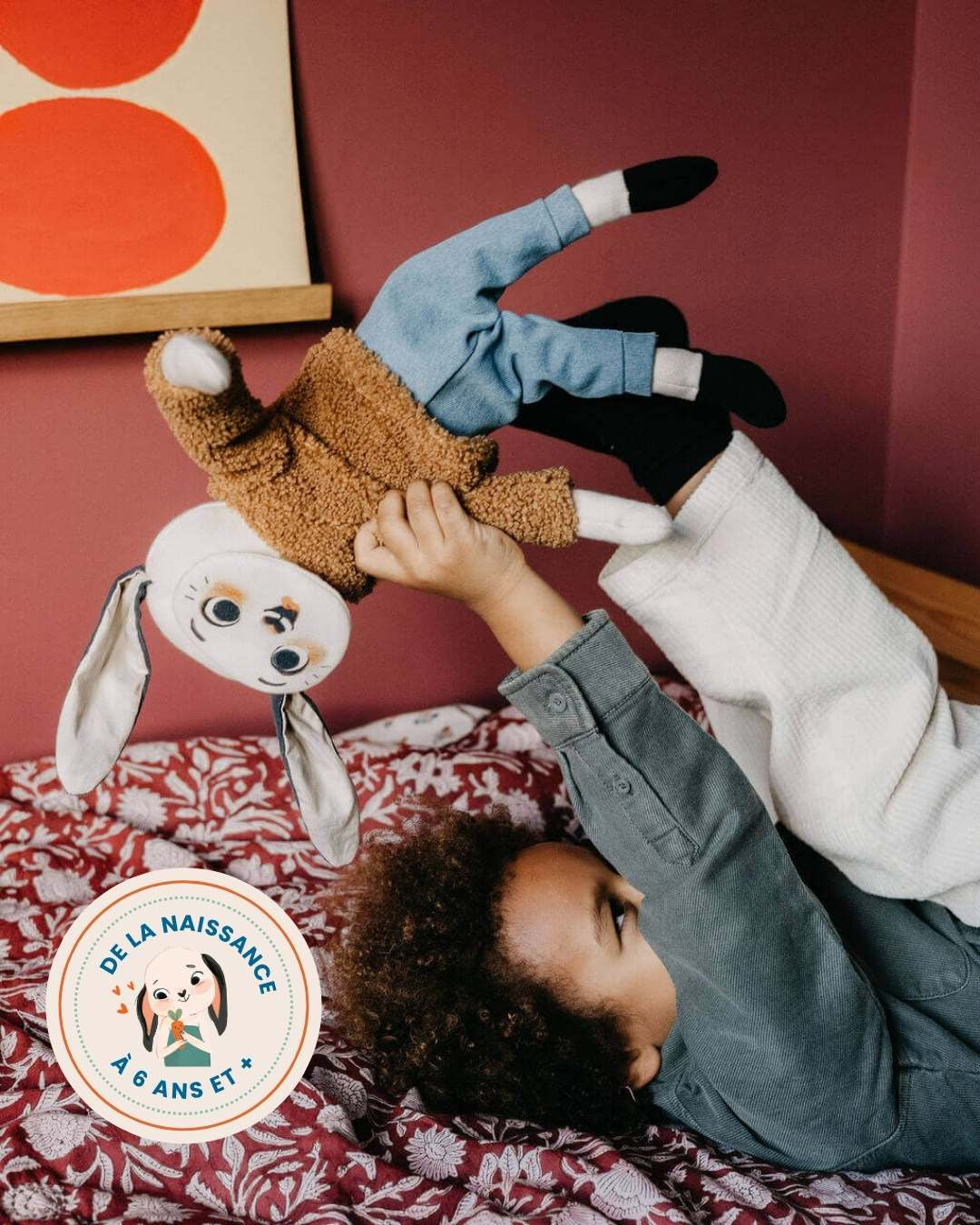 enfant excité joue avec pipouette visage excitation