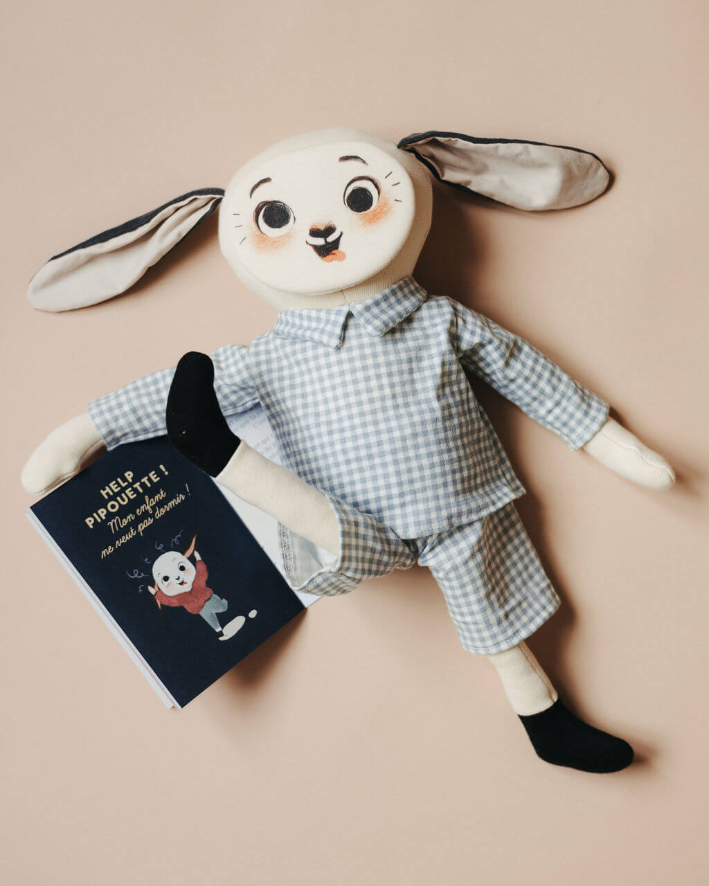 pipouette en pyjama vichy et visage excitation