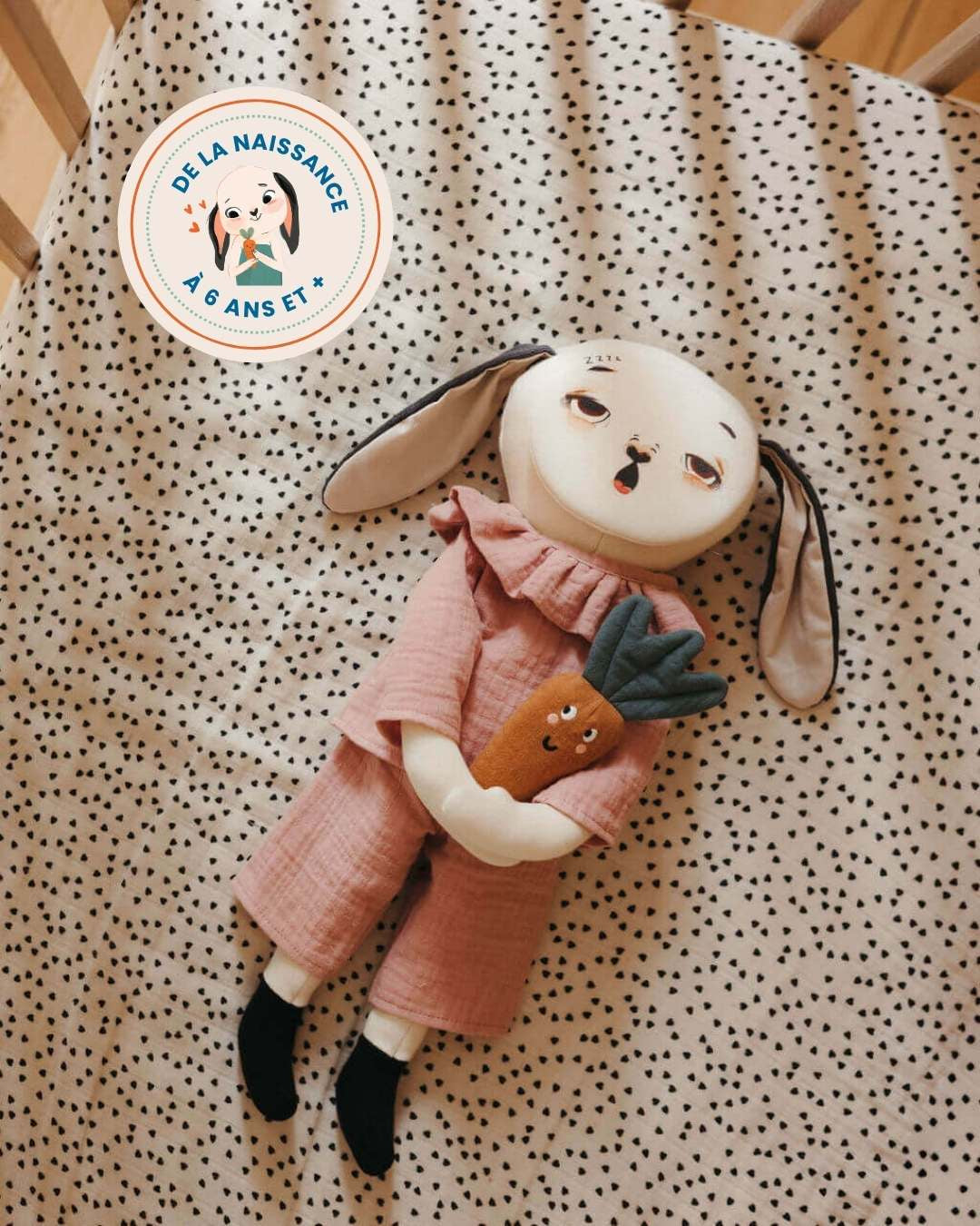 pipouette fatigué se couche avec son doudou