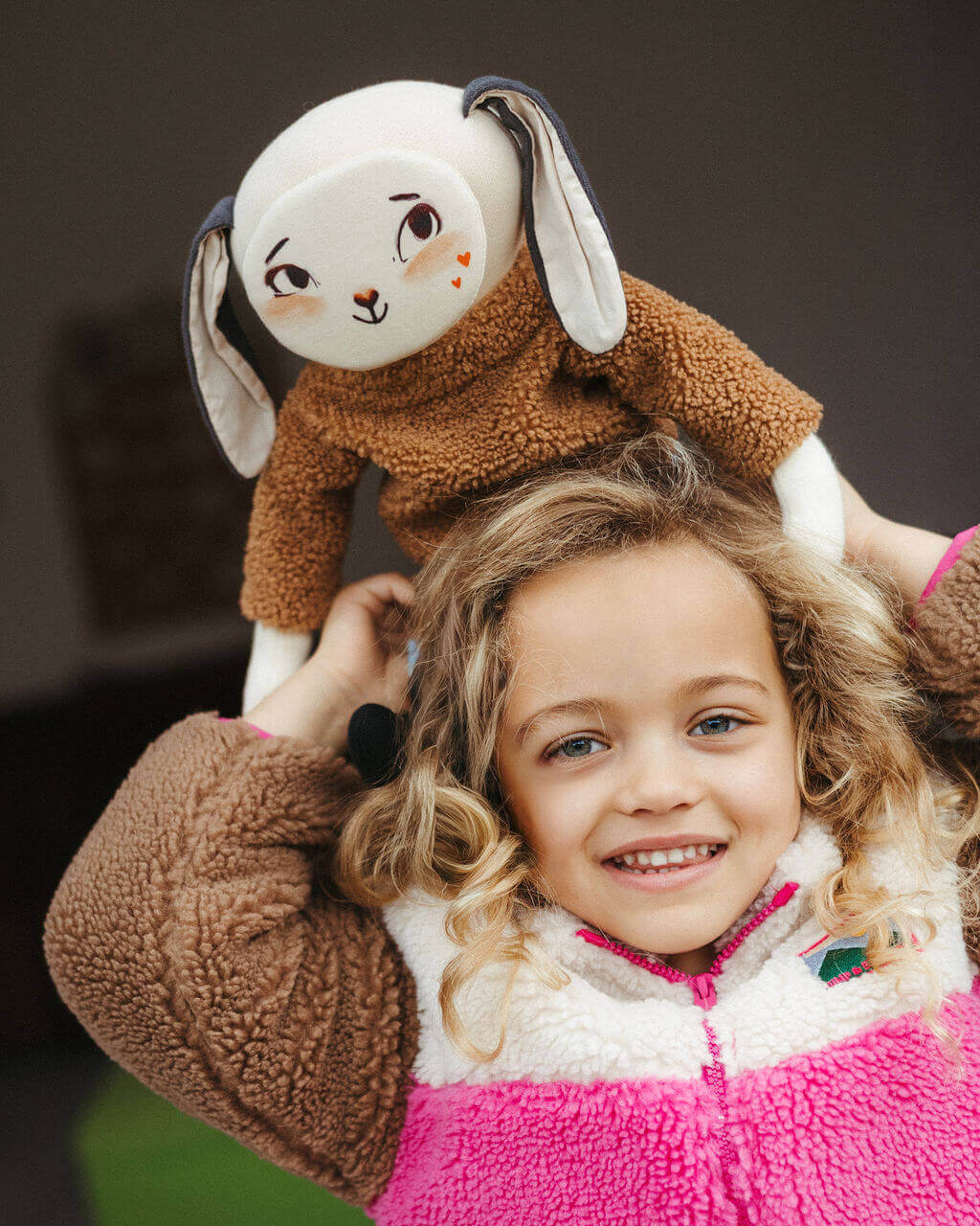 fille porte pipouette visage amour