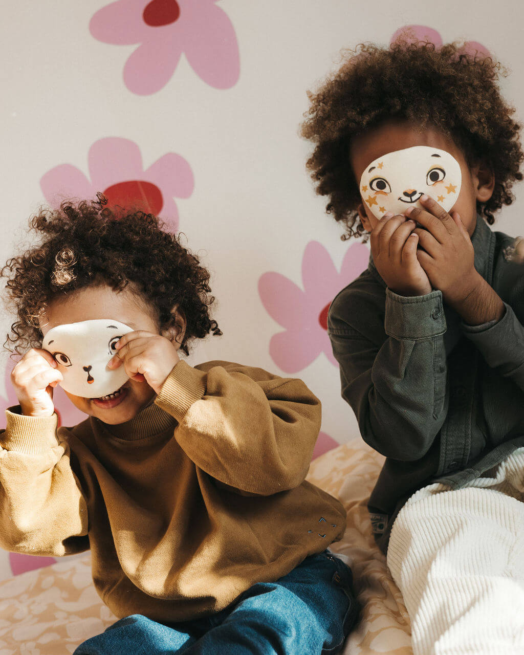 frère et soeur jouent avec les visages émotions de pipouette
