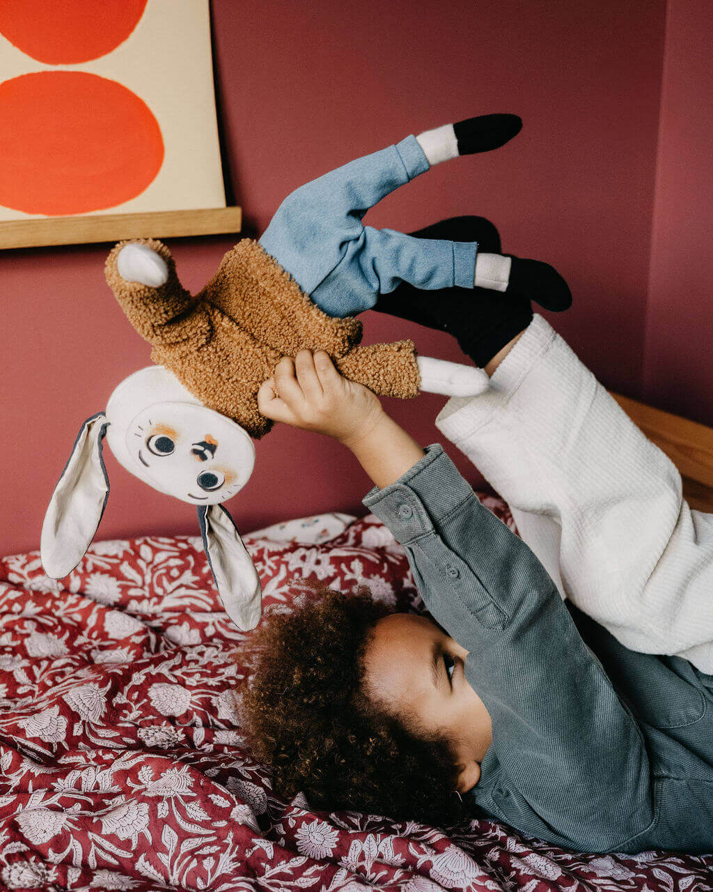 petit garçon excité joue avec pipouette