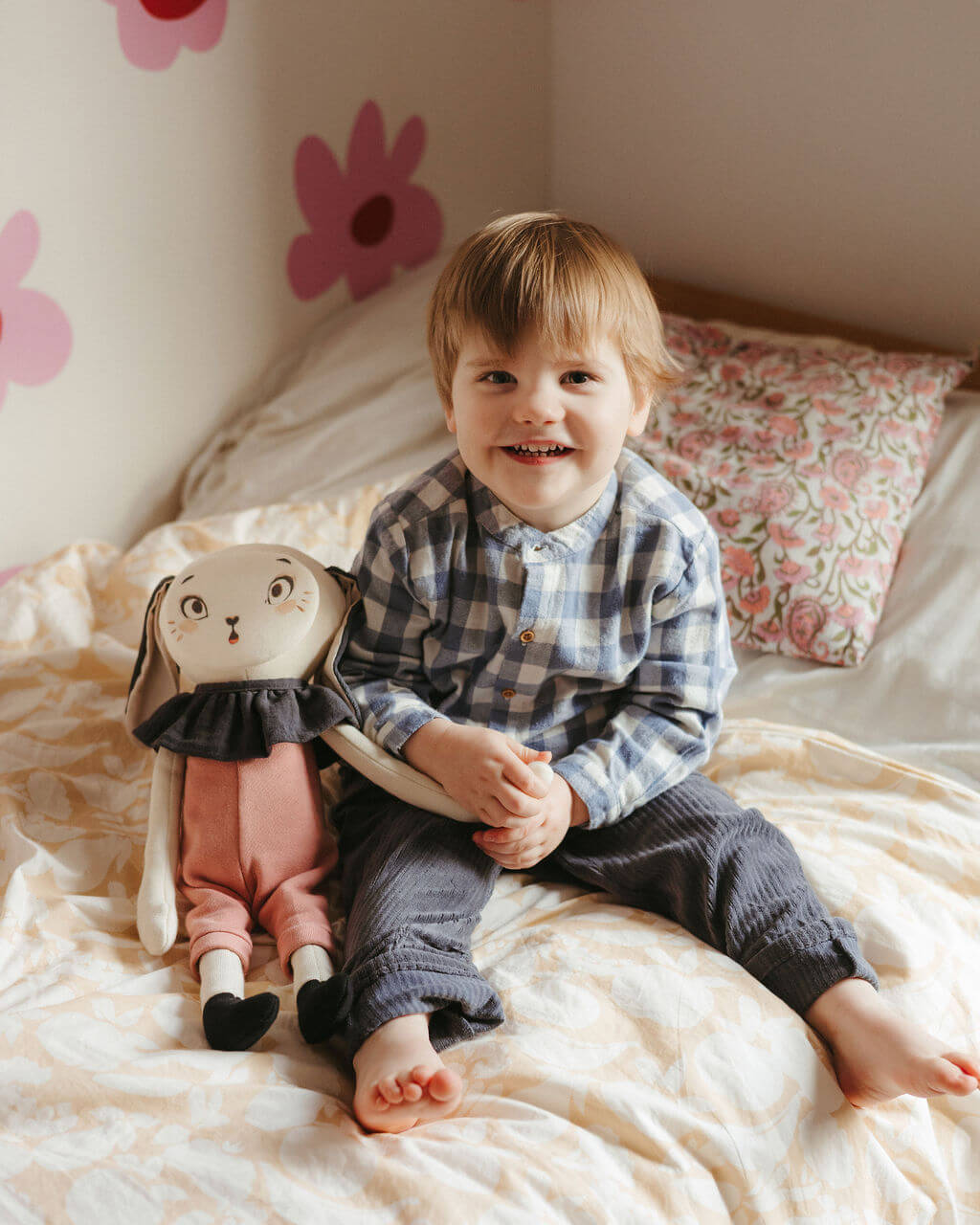 petit garçon content tient pipouette surpris par la patte