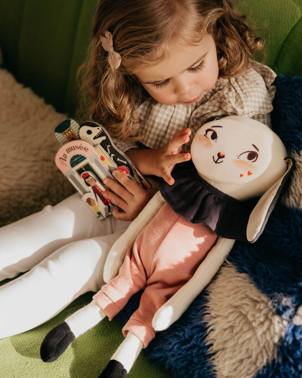 petite fille raconte une histoire à pipouette