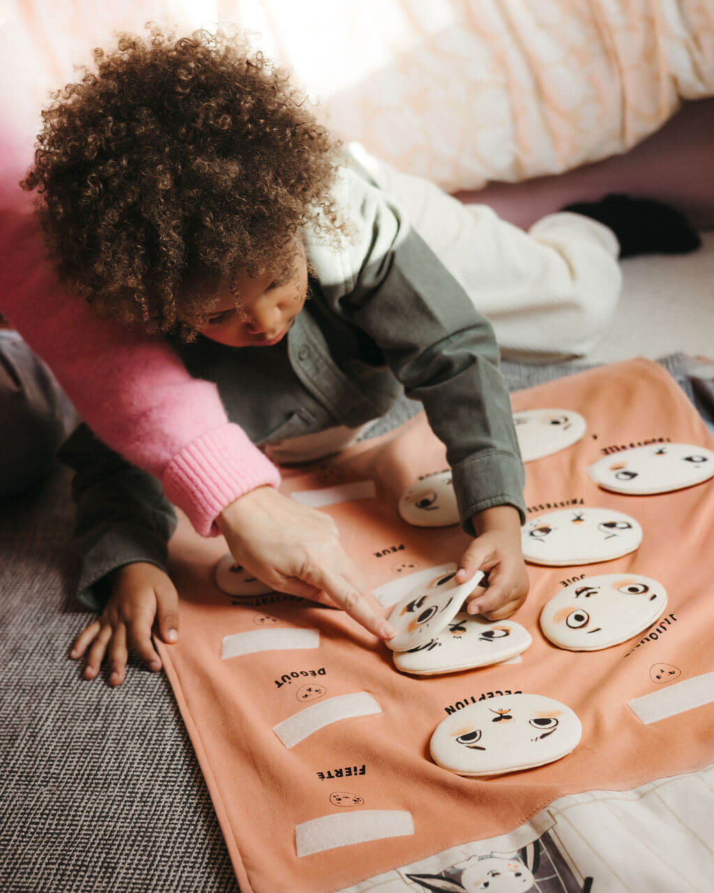 garçon apprend à reconnaitre les émotions de pipouette