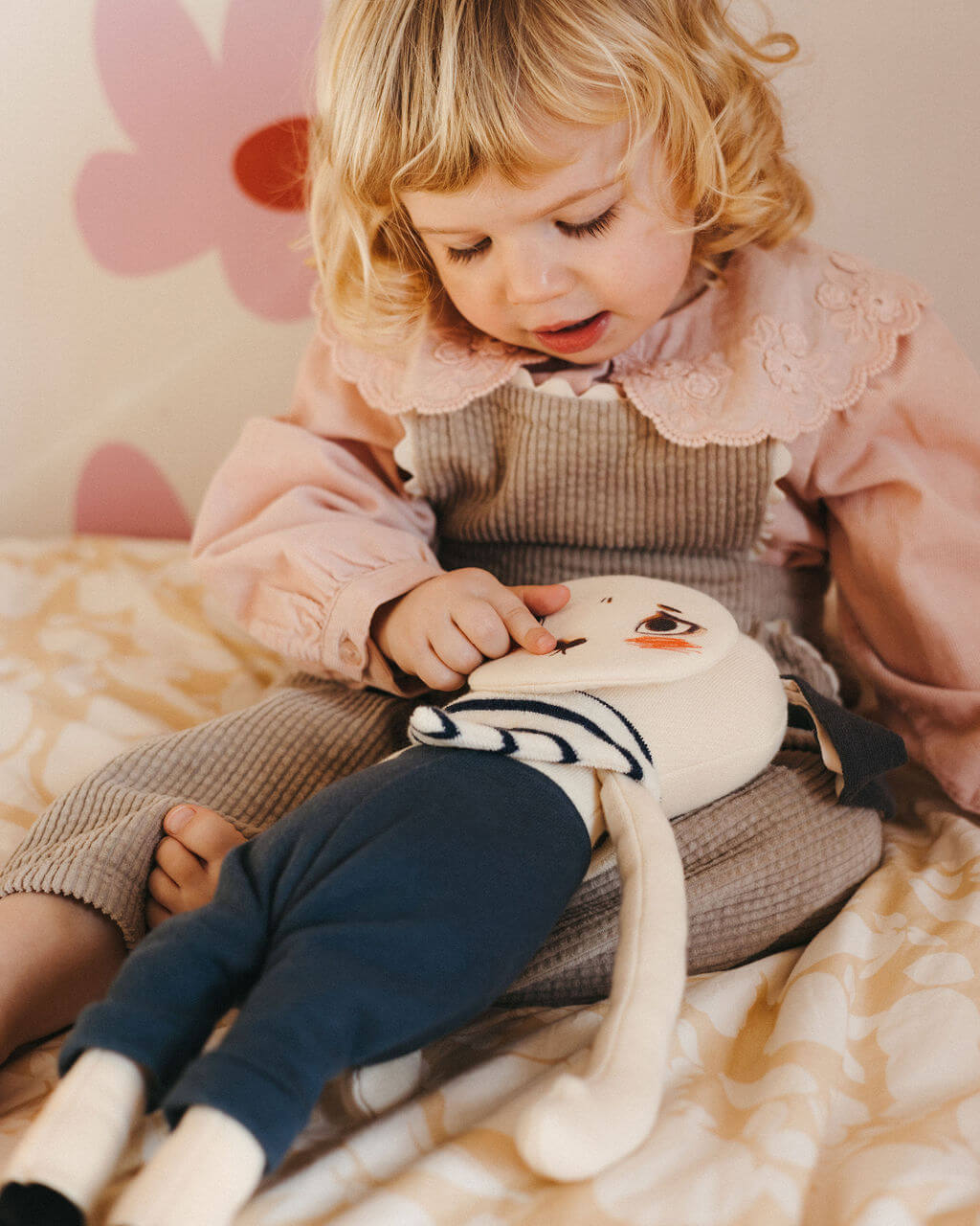 petite fille montre le visage douleur de pipouette