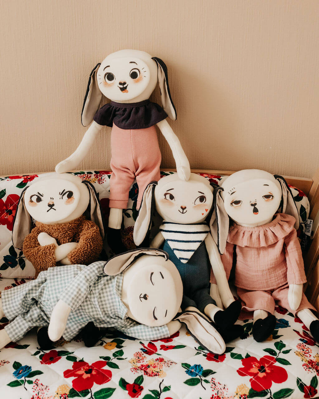 cinq doudous des émotions pipouette sur lit d'enfant