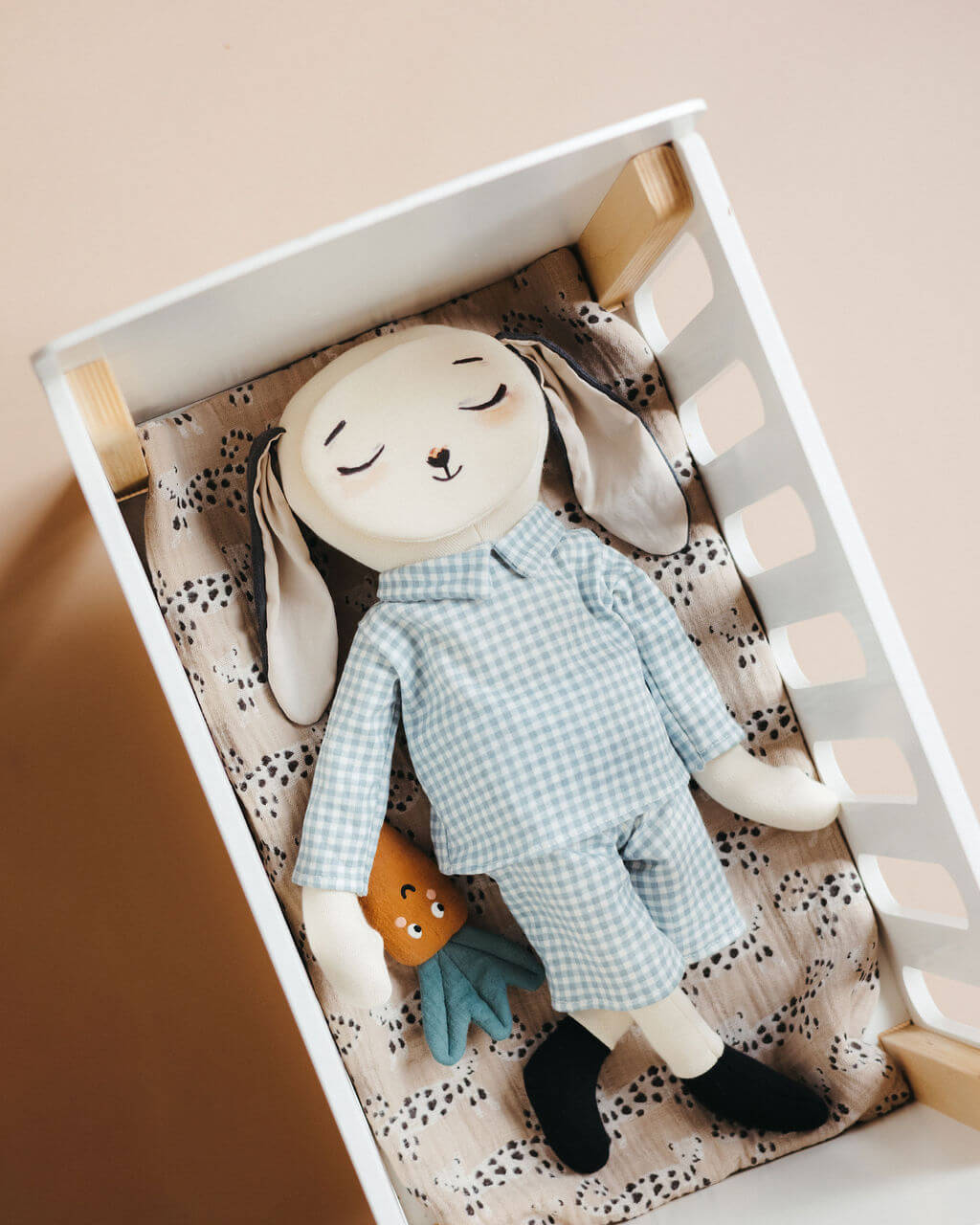 pipouette dort dans son lit en pyjama vichy