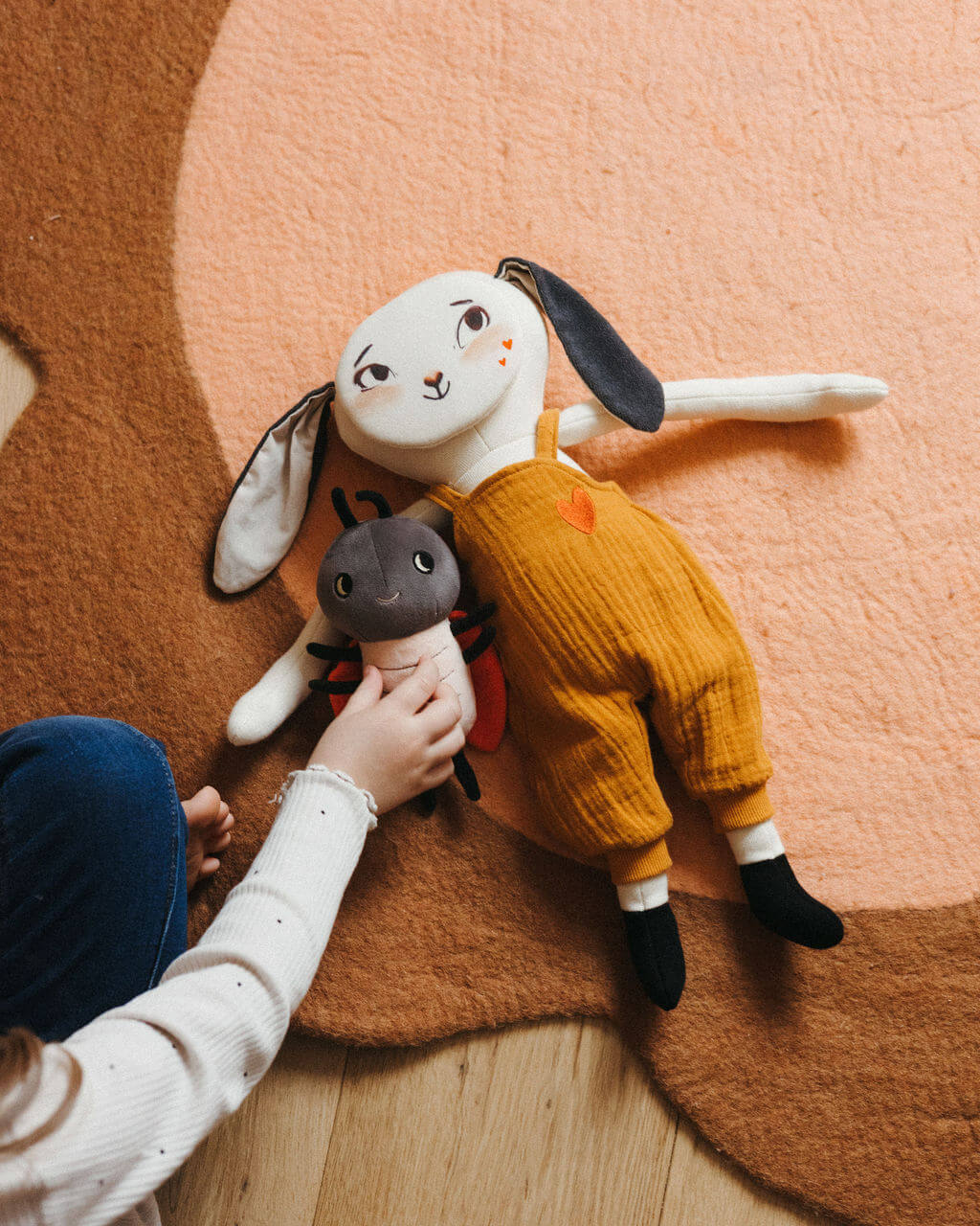 La tenue du livre - salopette moutarde