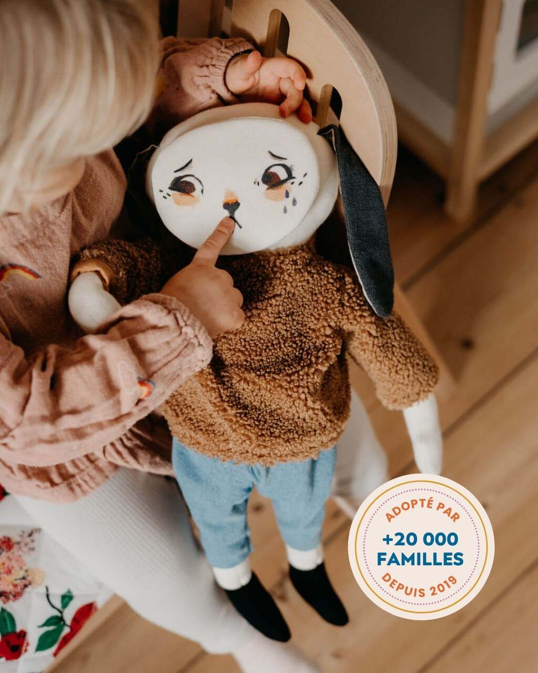 fillette fait un câlin à Pipouette triste