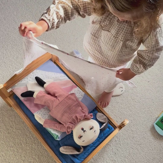 petite fille couche pipouette fatigué