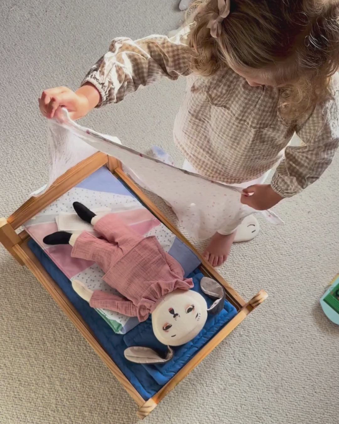 petite fille couche pipouette fatigué