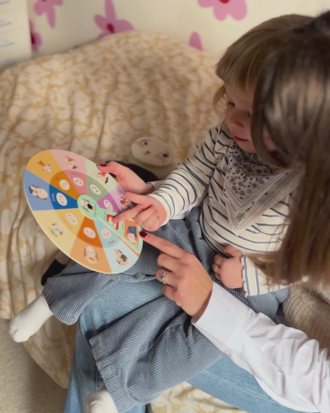 maman et enfant utilisent roue des émotions