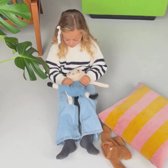 fille joue à habiller pipouette