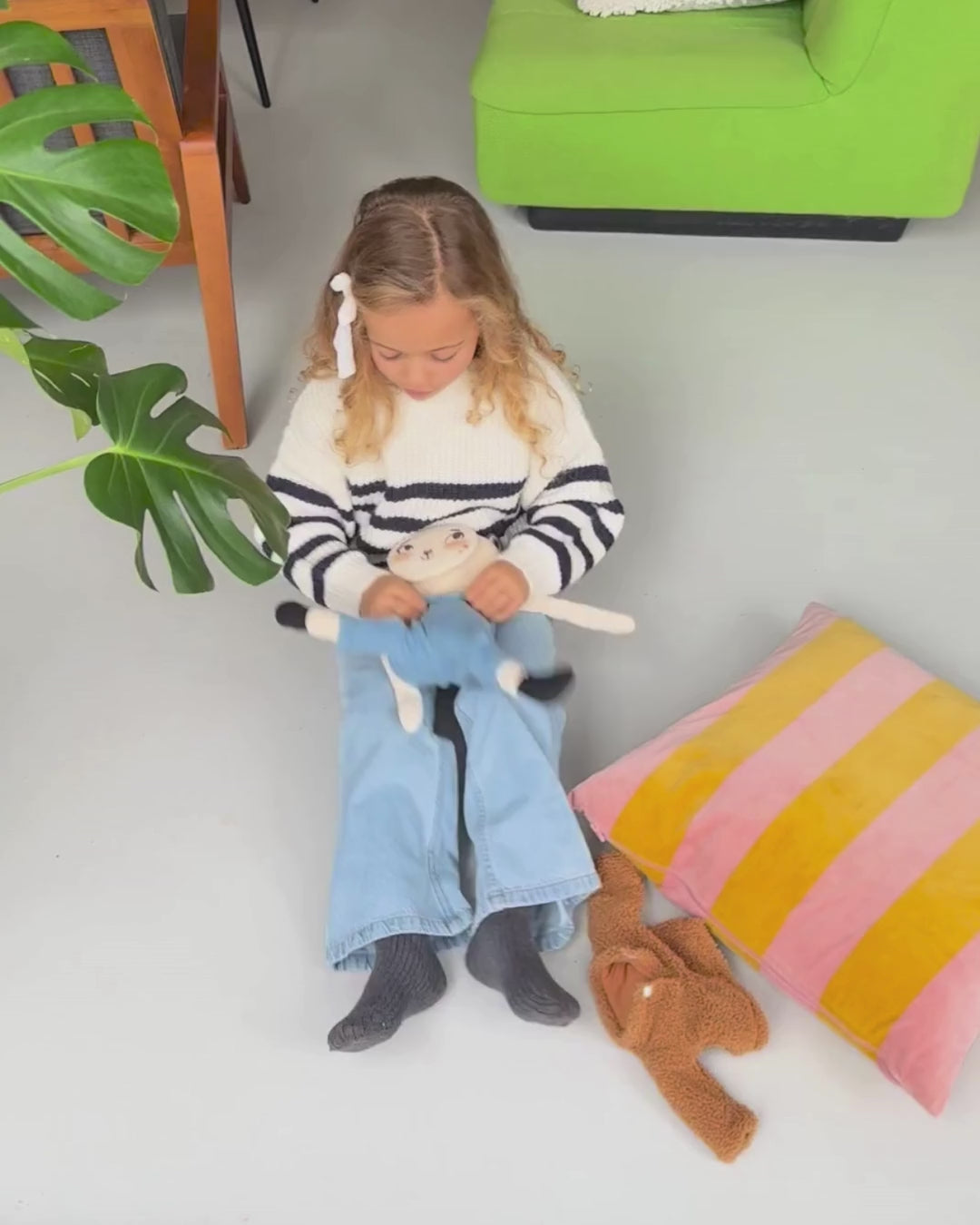 fille joue à habiller pipouette