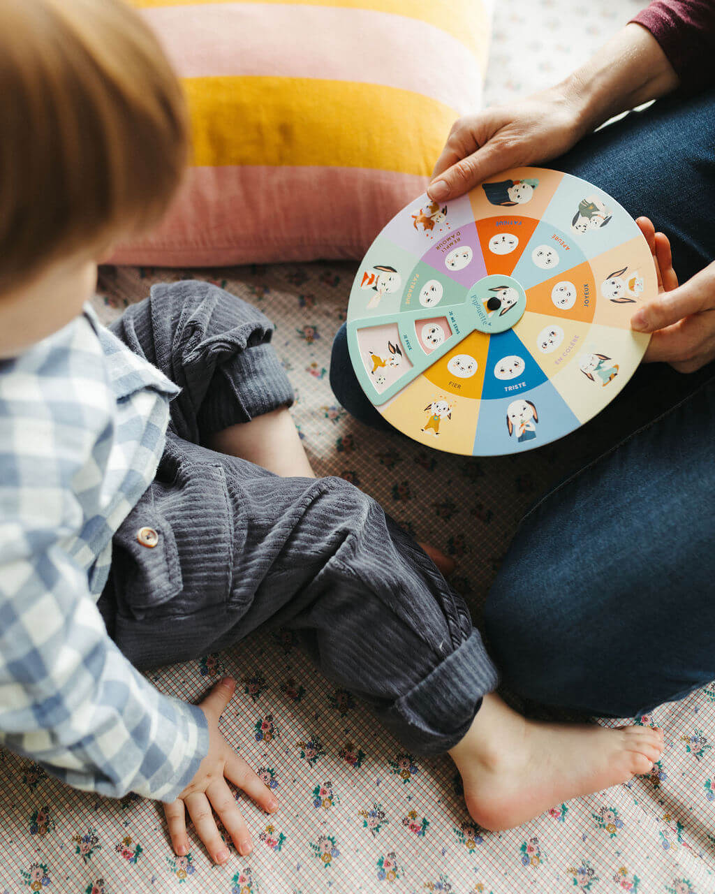 maman explique la roue des émotions à son enfant